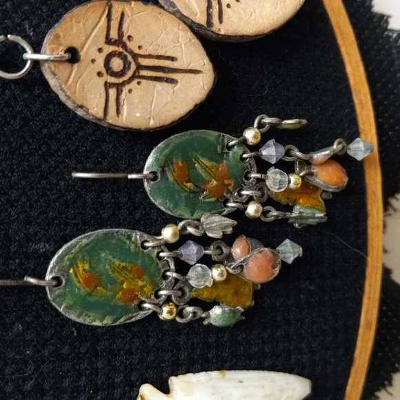 10 pairs of assorted costume earrings. Made from various materials. - Picture 7 of 11